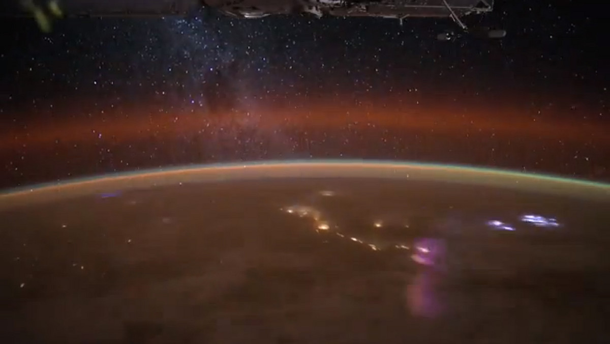 Mniej więcej raz w miesiącu, astronauci latający nad naszymi głowami, rejestrują z pokładu Międzynarodowej Stacji Komsmicznej najpiękniejsze i zapierające dech w piersiach obrazy przedstawiające Niebieską Planetę.