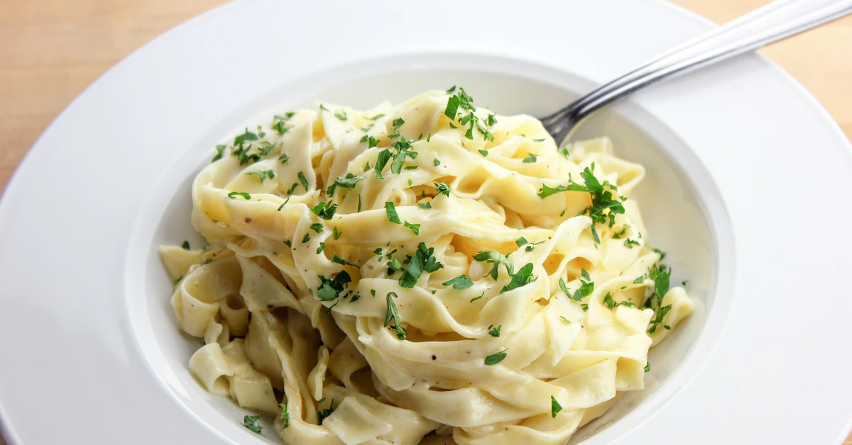 Pyszny obiad na poniedziałek. Podajemy przepis, Ty gotujesz. Fettuccine Alfredo, ulubiony makaron gwiazd
