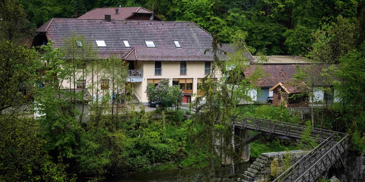 Zabójstwo z kuszy w hotelu. Ofiary zawarły samobójczy pakt z seksualnym guru?