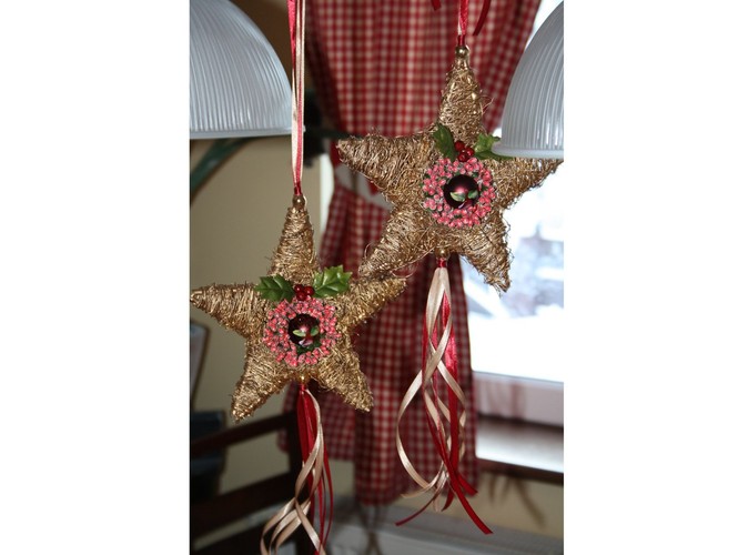 Klimatyczny, podwójny stroik świąteczny w formie gwiazdek z liśćmi ostrokrzewu i wstążkami. Autorka: Marta Jarosińska-Mańka
