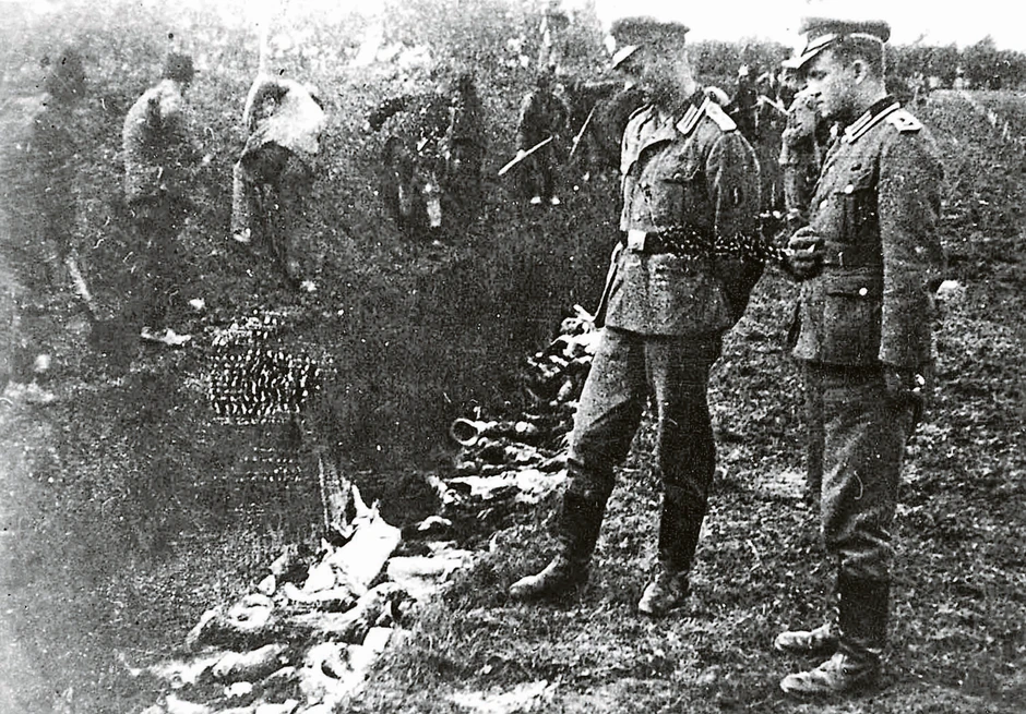 Kragujevac, Šumarice. Nemacki oficiri pored tela streljanih