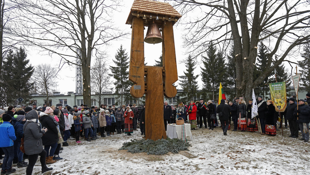 Mieszkańcy Puńska uczcili setną rocznicę odzyskania niepodległości przez Litwę. W ramach obchodów odsłonięto dziś pomnik przy Domu Kultury Litewskiej i odprawiono uroczyste nabożeństwo - informuje portal Wrota Podlasia.