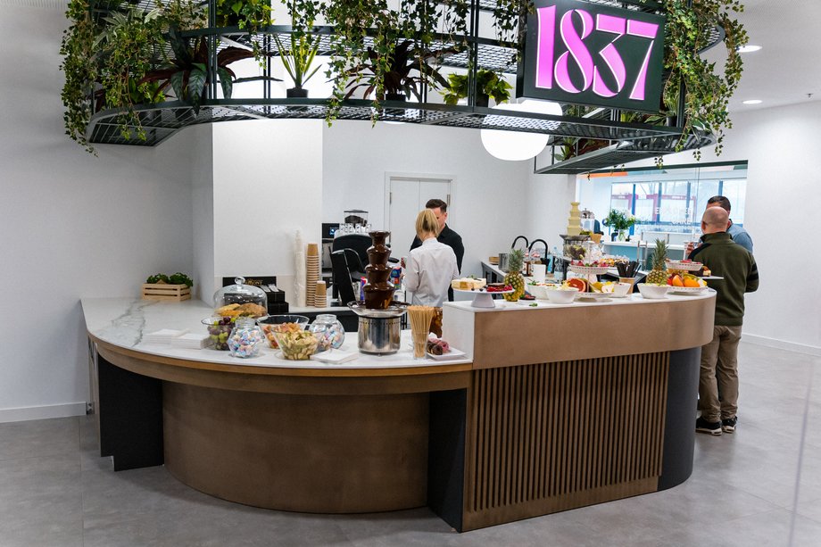 Integracyjną i wypoczynkową funkcję pełni także kawiarnia Cafe 1837 (nazwa nawiązuje do roku powstania firmy) z pyszną kawą przygotowywaną przez profesjonalnego baristę i zdrowymi przekąskami. 