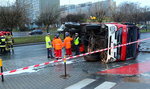 Straszny wypadek we Wrocławiu. Wóz strażacki wywrócił się na bok, dostawczak z bułkami wjechał w światła! Są ranni