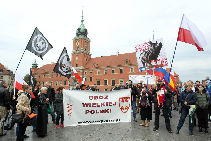 Około 500 osób przyszło na plac Zamkowy. Manifestują przeciwko imigrantom