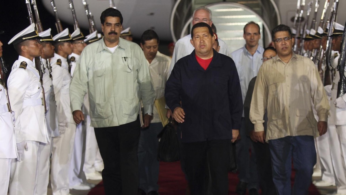 Prezydent Wenezueli Hugo Chavez wrócił do kraju w sobotę (czasu miejscowego) po drugim cyklu chemioterapii, jakiej poddał się na Kubie w związku z chorobą nowotworową - poinformowała państwowa telewizja.