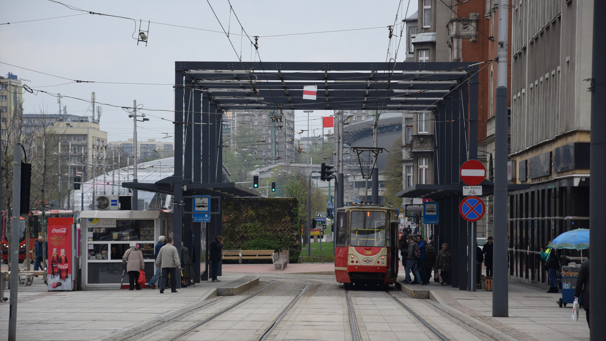 Katowice zostały uznane za lidera w zakresie likwidacji barier utrudniających życie osobom niepełnosprawnym w konkursie architektoniczno-urbanistycznego "Lider Dostępności". Nagrodę z rąk prezydenta Andrzeja Dudy odebrał wczoraj w Pałacu Prezydenckim w Warszawie prezydent Katowic Marcin Krupa oraz architekt Tomasz Konior.