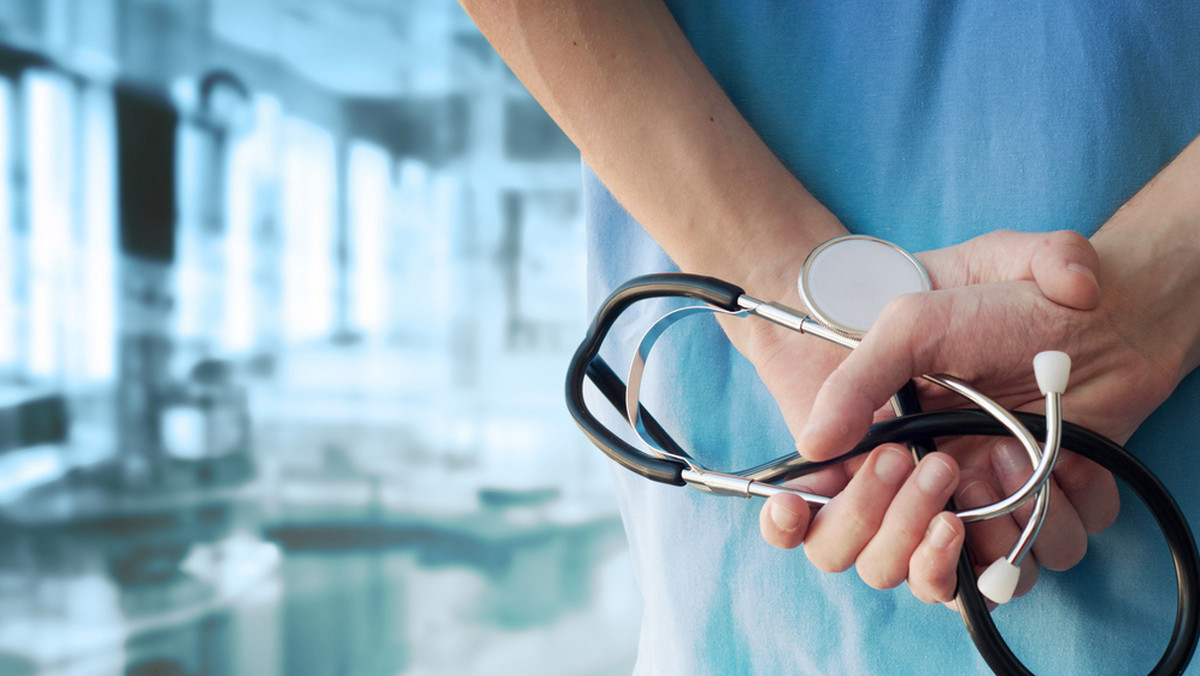 NHS będzie mogło zatrudnić więcej personelu medycznego z zagranicy po tym, jak rząd ogłosił mniej restrykcyjne przyznawanie wiz pracownikom wykwalifikowanym, w tym lekarzom i pielęgniarkom.