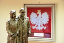 Jest pomnik Kaczyńskich. Maria i Lech na cokole