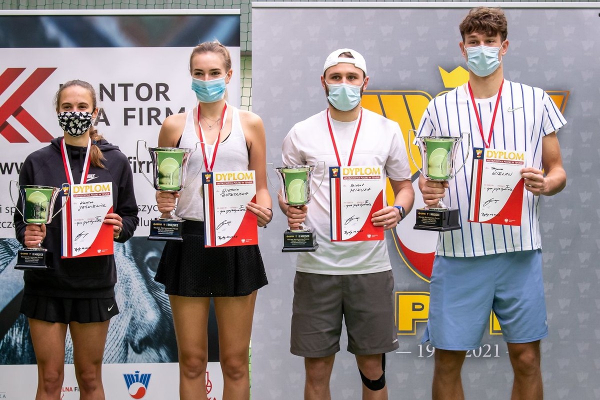 Finaliści gier pojedynczych od lewej: Karolina Jaśkiewicz, Wiktoria Rutkowska, Michał Mikuła i Szymon Kielan PAP/Tytus Żmijewski