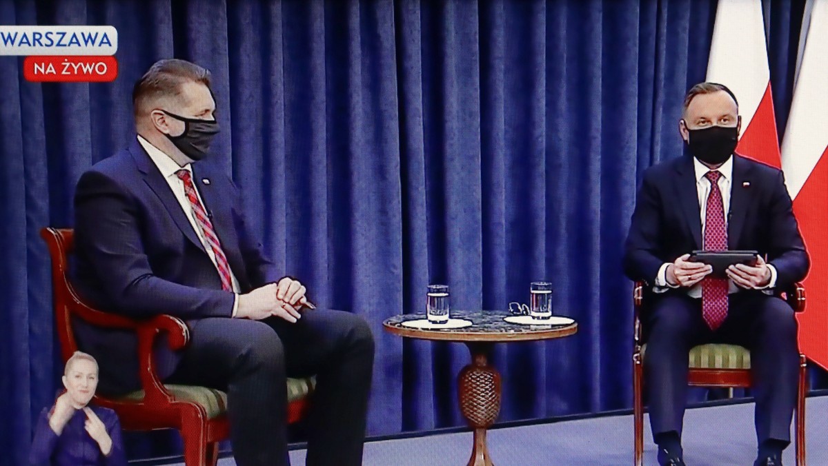 Prezydent RP Andrzej Duda, minister edukacji i nauki Przemysław Czarnek podczas sesji pytań i odpowiedzi na temat powrotu uczniów do szkół