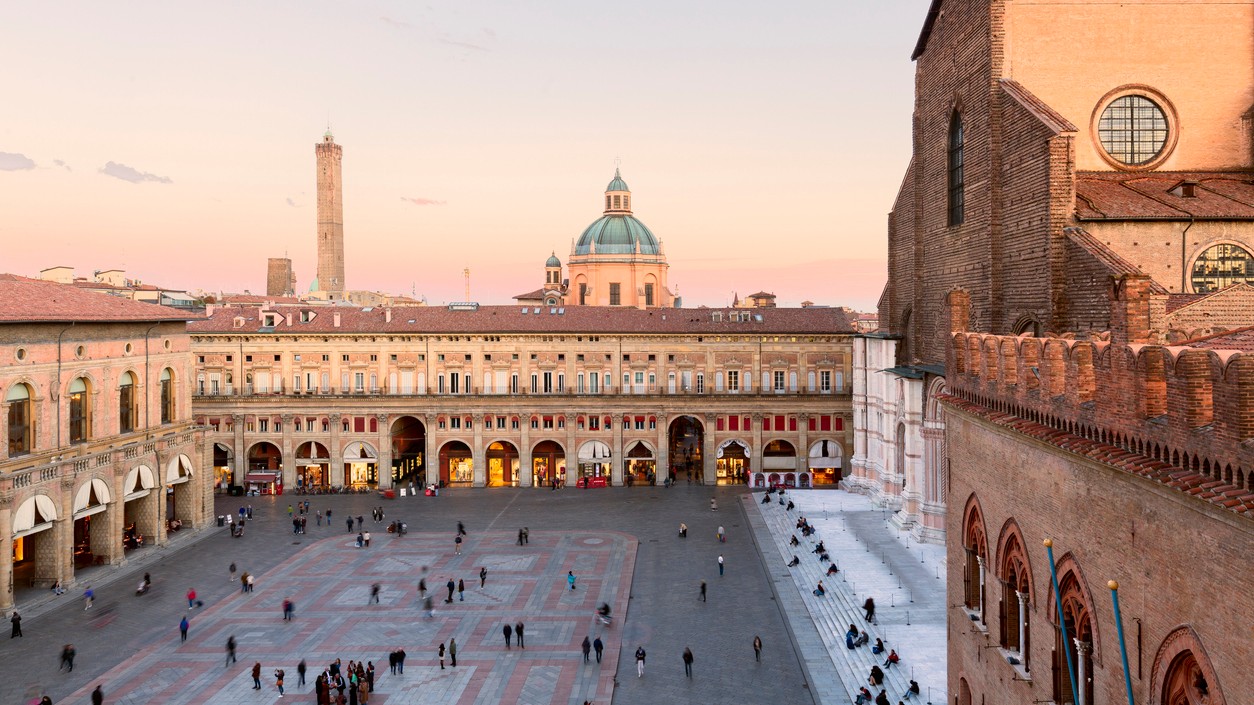 Ikonické námestie Piazza Maggiore, architektonický skvost Bologne.