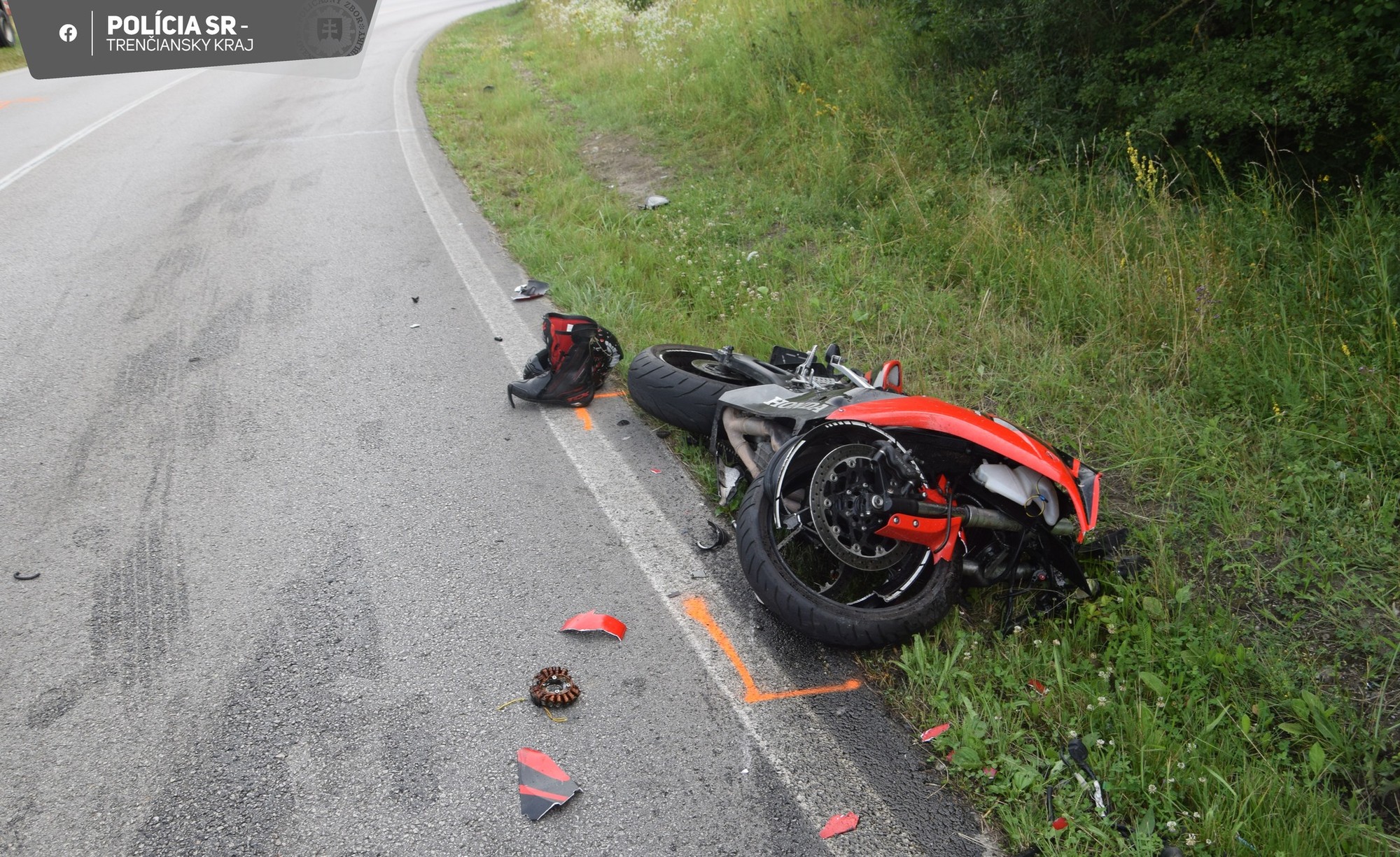Po zrážke automobilu s motorkou sa zranil motocyklista.