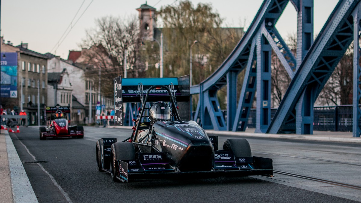 Elektryczny bolid "Lem" autorstwa AGH Racing w akcji na moście Piłsudskiego