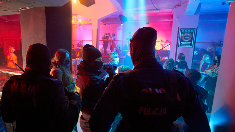 Kontrola pracowników SANEPID w asyście policji Fot. Lukasz Cynalewski / Agencja Gazeta