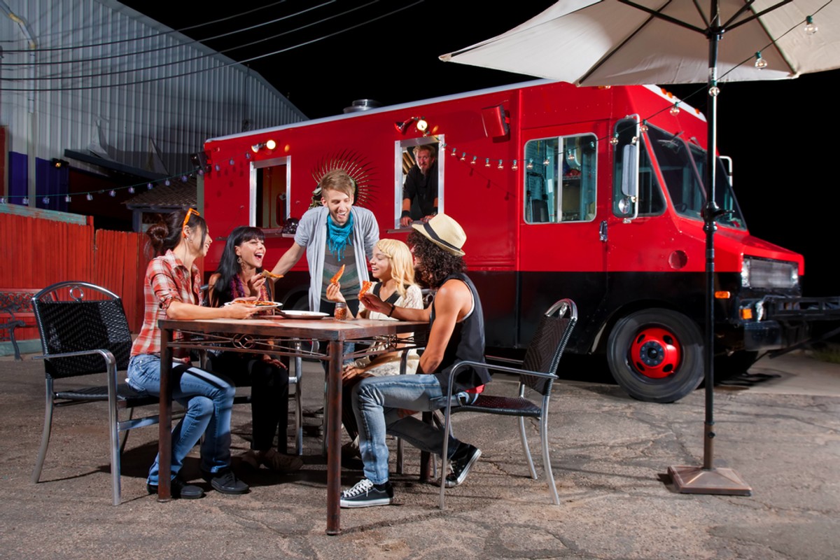 Zakładając działalność typu food truck, czyli mobilny punkt gastronomiczny, trzeba spełnić nie tylko wymogi sanitarne oraz techniczne dotyczące pojazdu