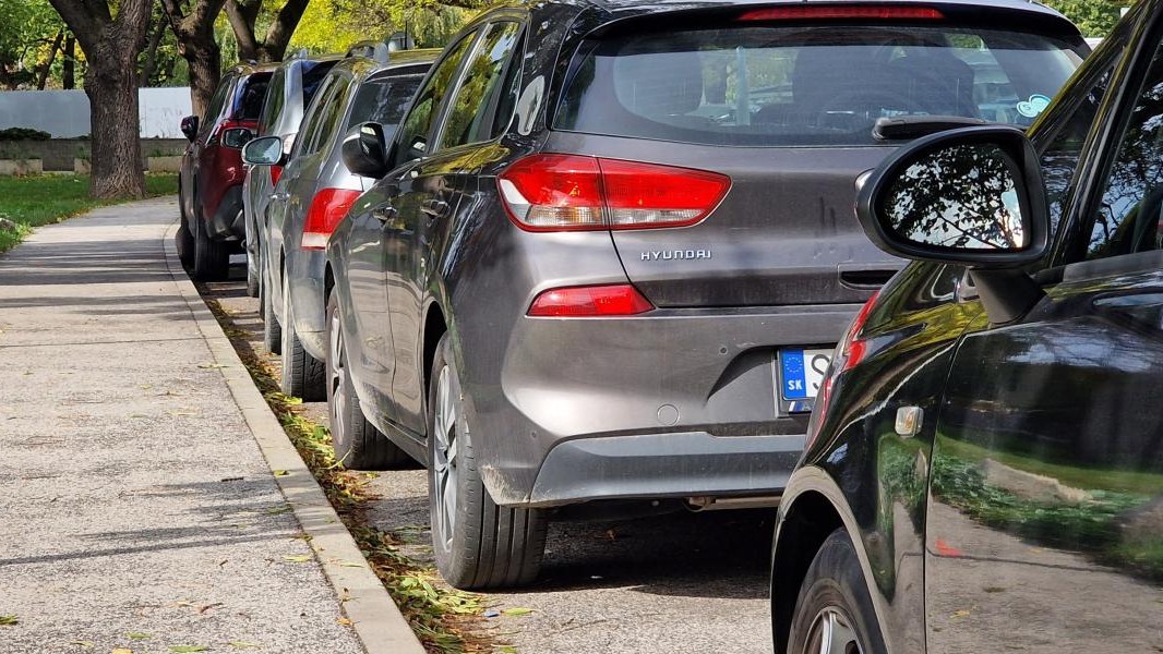 Parkovanie automobilov na ulici pred bytovým domom.