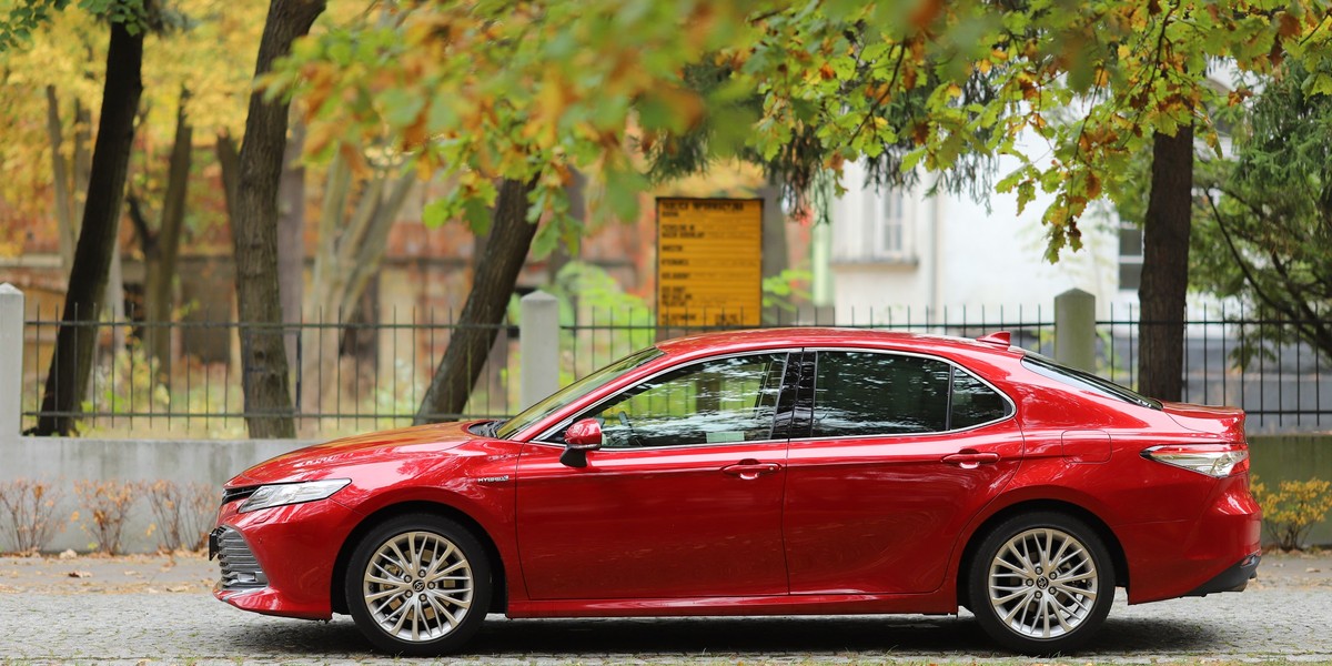 Toyota Camry nie ma zbyt wiele charakteru, ale w zalewie wszelkiego rodzaju drogich, wciąż paliwożernych SUV-ów jest ciekawą alternatywą. W aktualnej ofercie wyprzedażowej nowa Camry startuje od 134 900 zł w wersji Comfort. Najbogatsza wersja Executive kosztuje 154 900 zł. Lexus ES, który daje prawie to samo, co Camry plus lepsze materiały i wykończenie, kosztuje najmniej 185 900 zł. 