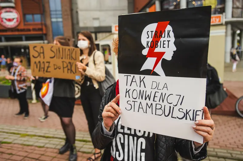 Gdańsk, Nie dla legalizacji przemocy domowej - protest przeciwko Ordo Iuris i PiS, którzy chcą doprowadzić do wypowiedzenia przez Polskę Konwencji stambulskiej Konwencja o zapobieganiu i zwalczaniu przemocy wobec kobiet i przemocy domowej Fot. Karol Makurat/REPORTER