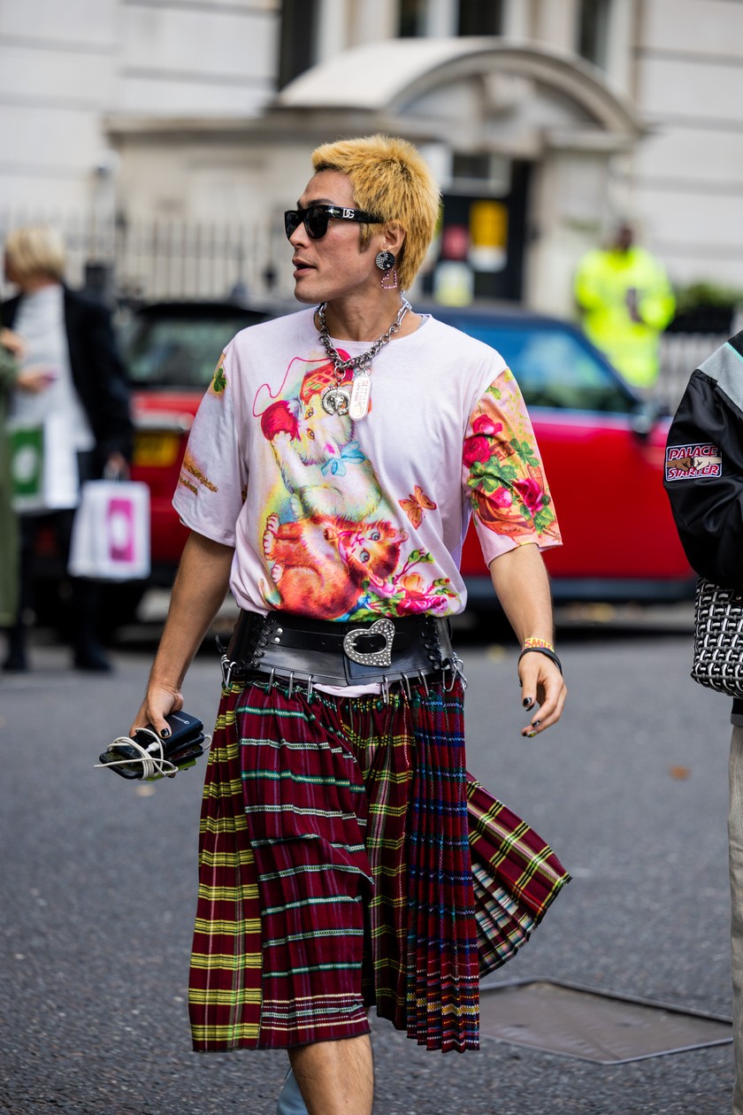 Streetstyle-Star Yu Masui im punkigen Look mit vielen Accessoires bei der Edward-Crutchley-Show am 16. September in London.
