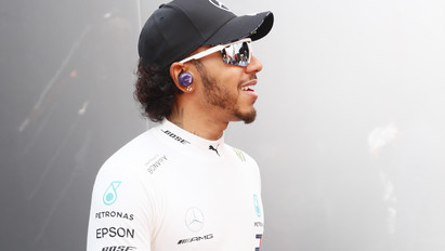 Hoppá: Lewis Hamilton kiütötte a rajongó kezéből a mobiltelefont – videó