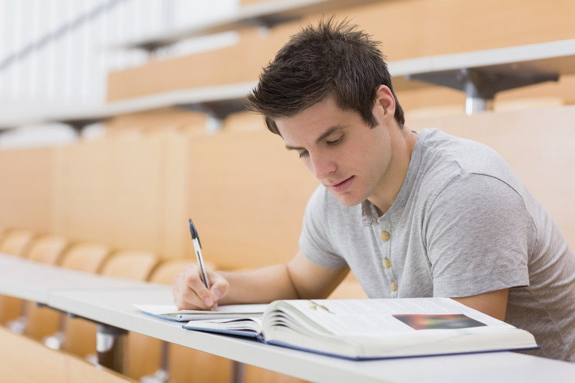 Student zgłoszony do ubezpieczenia zdrowotnego przez uczelnię jest zobowiązany poinformować w ciągu siedmiu dni o powstaniu innego tytułu do obowiązkowego ubezpieczenia zdrowotnego, np. wynikającego z podjęcia pracy, zmianie danych zawartych we wniosku czy zmianie statusu studenta