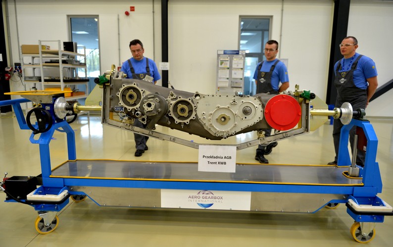 Natomiast Philippe Petitcolin, Chief Executive Officer, Safran skomentował: - Dziś jest wielki dzień dla Aero Gearbox International i dla Grupy Safran. Jesteśmy bardzo zadowoleni, że możemy wzmocnić nasze partnerstwo, wykorzystując światowej klasy systemy napędowe wspomagane specjalistyczną wiedzą w zakresie produkcji Safran Transmission Systems. Życzymy AGI sprawnego działania i wielu sukcesów.<br><br><br>Fot. (dd/sko) PAP/Darek Delmanowicz