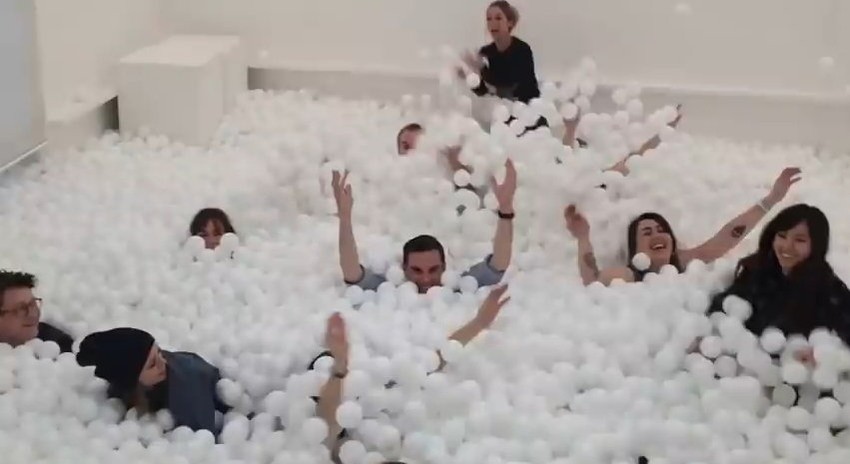 Nikad kraja sreći: Odrasli podetinjili u sobi sa lopticama