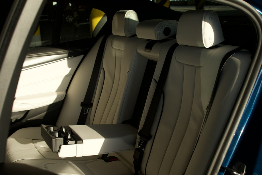 BMW 545e z tyłu zaoferuje komfort podróży dla dwóch dorosłych osób. 