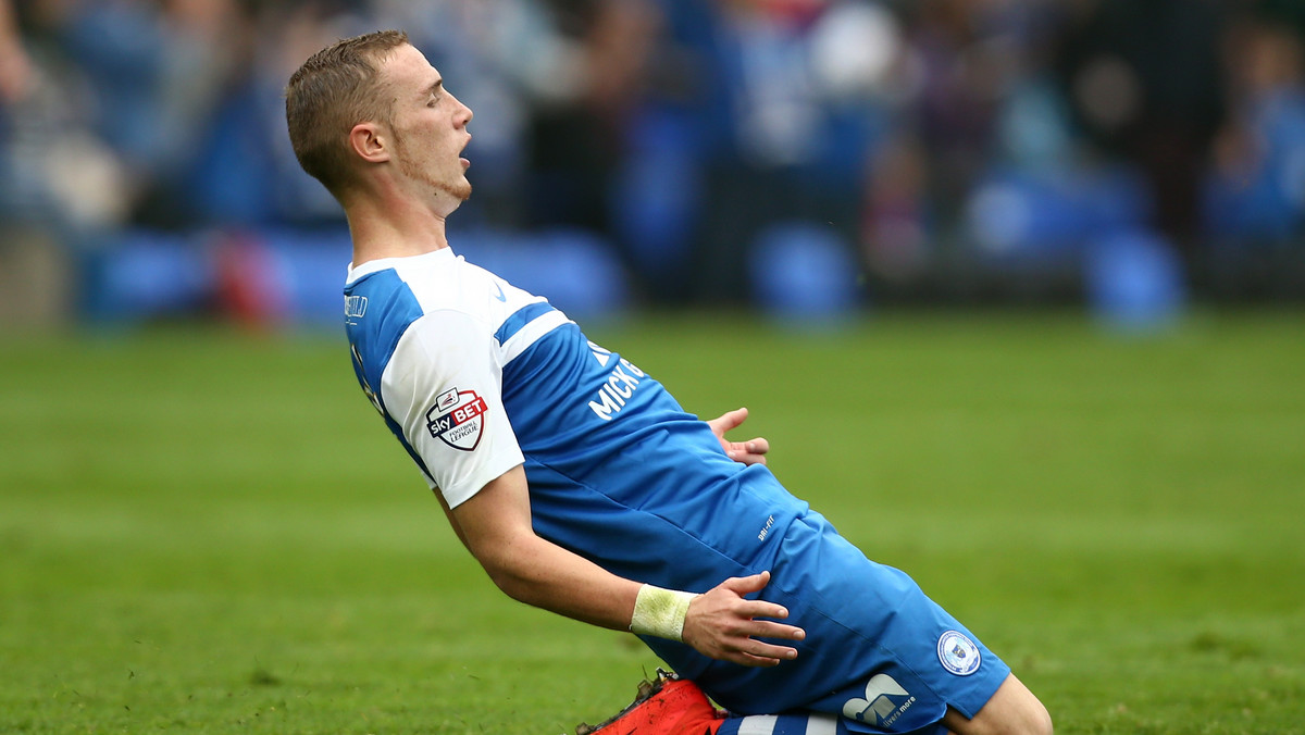 Podczas jednego z ostatnich spotkań piłkarskich w Anglii, w którym zmierzyły się drużyny Peterborough United i Oldham Athletic, padła piękna bramka z rzutu wolnego. Wideo prezentujące to trafienie już robi furorę w sieci.