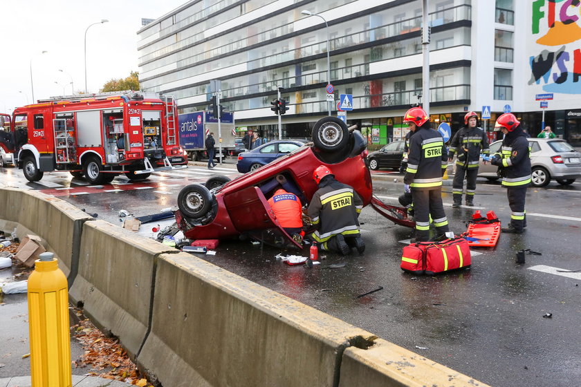 Wypadek w Warszawie. Seicento zderzyło się z bmw. Ranny kierowca