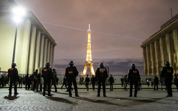 Kilka tysięcy Francuzów protestowało przeciw zakazowi publikowania wizerunków policjantów