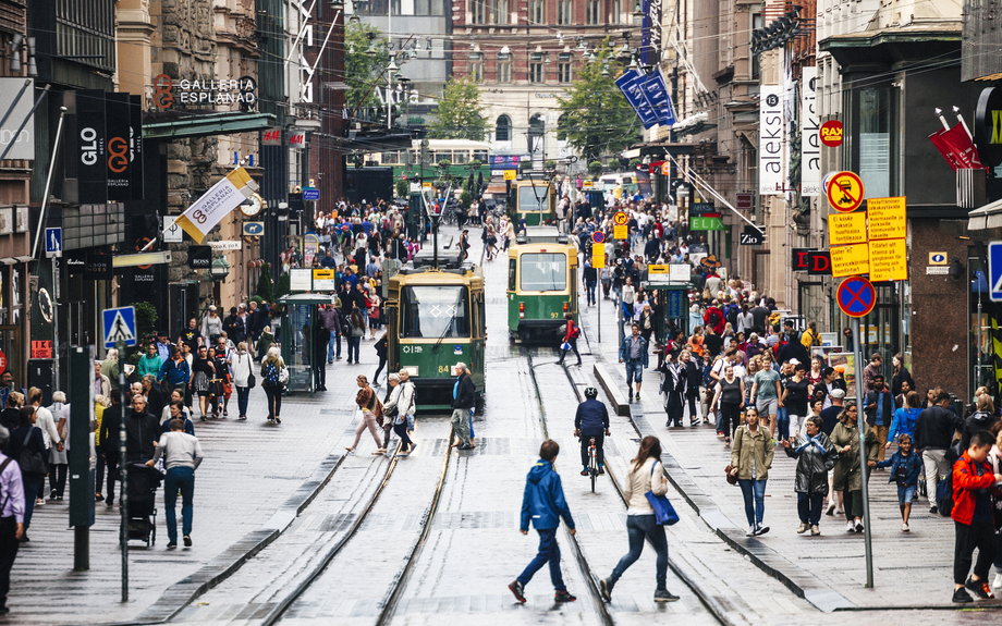 Оживленная улица в Хельсинки