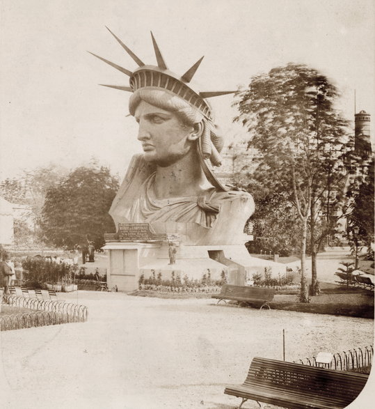 Głowa statuy wystawiona w parku na Wystawie Światowej w Paryżu w 1878 r
