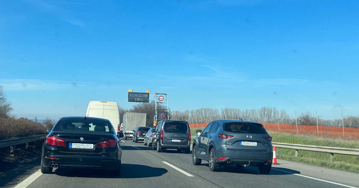 Az M5-ös és az M1-es autópályán is több kilométeres dugó: két helyen is hármas karambol történt