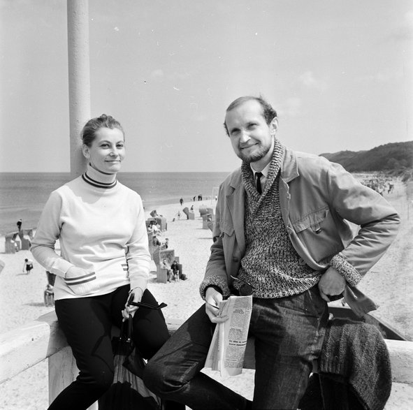 Barbara Horawianka i Mieczysław Voit nad Bałtykiem (1965)