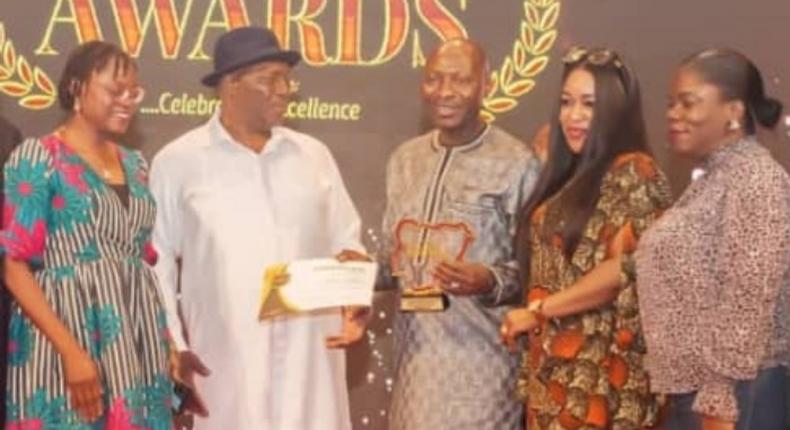 L-R: Isioma Gogo-Anazodo, Chief Compliance Officer Parallex Bank, Deputy Governor Delta State Mr Kingsley Otuaro, Dr  Femi Bakre, MD/CEO, Parallex Bank, Foluke Abodunrin, Relationship Manager, and Oluyomi Bolodeoku, Head, Commercial and Corporate Banking at the National Daily Awards in Lagos on Friday, May 12, 2023. [NAN]