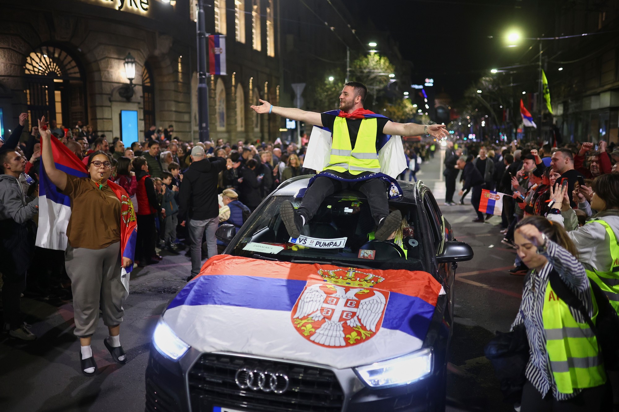 V predvečer protivládneho zhromaždenia sa v Belehrade zišli tisíce ľudí z celého Srbska.