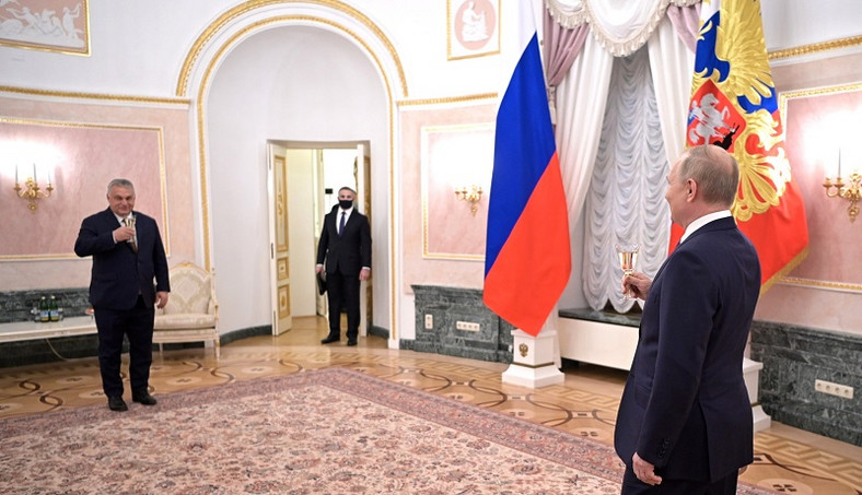 Viktor Orban i Władimir Putin pili na Kremlu szampana za pomyślność stosunków węgiersko-rosyjskich (01.02.2022)