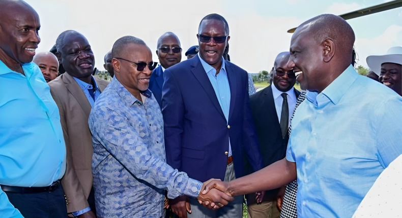 File image of senior government officials receiving President William Ruto during a past visit to Homa Bay