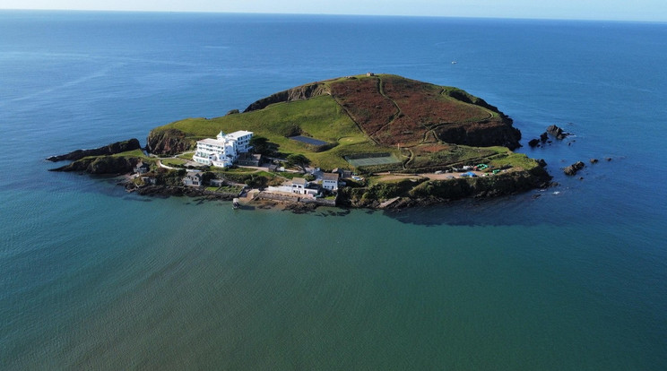 Az egész szigetet 15 millió £-ért árulják. amely magában foglal egy történelmi szállodát és egy kocsmát / Fotó: Profimedia