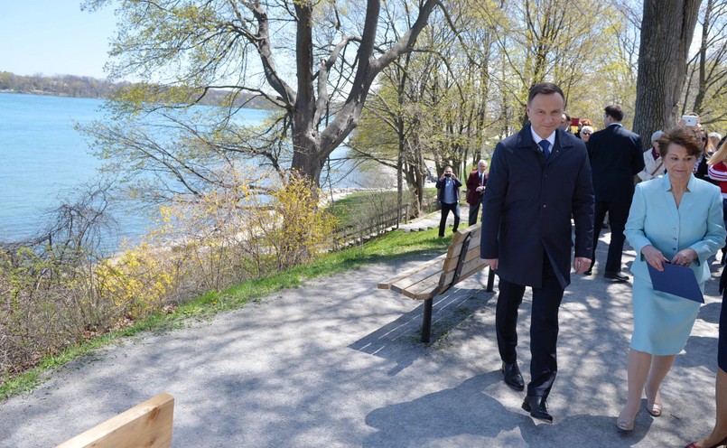 Prezydent Andrzej Duda w towarzystwie prezes Kongresu Polonii Kanadyjskiej Okręgu Niagara Zofii Soi podczas wizyty na polskim cmentarzu wojskowym w Niagara-on-the-Lake