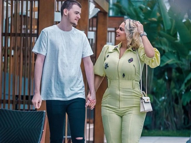 Leo zarađuje dodatni džeparac tako što se njegova majka slika za Onlyfans
