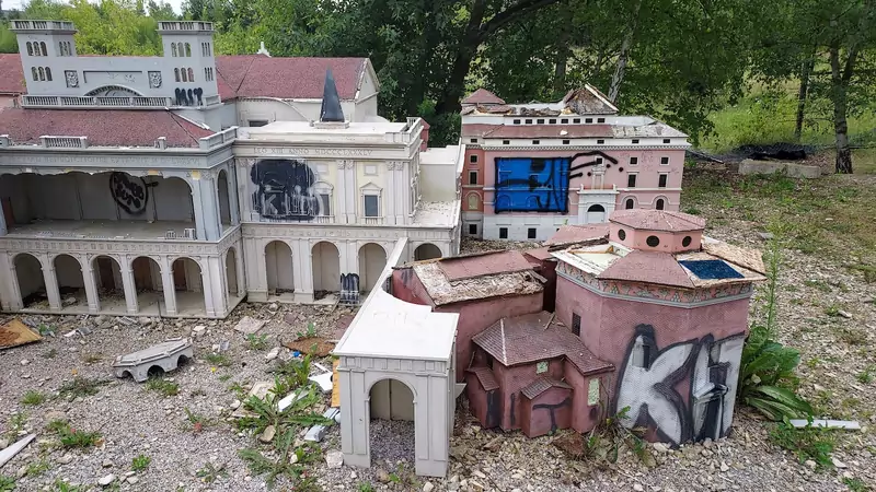 Ruiny parku miniatur sakralnych &quot;Złota Góra&quot;.