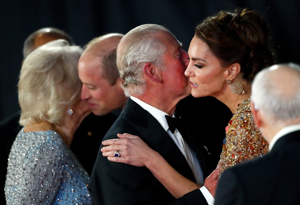 Katalin hercegné és az akkor még herceg Károly köszöntik egymást a Nincs idő meghalni című Bond-film bemutatóján 2021-ben