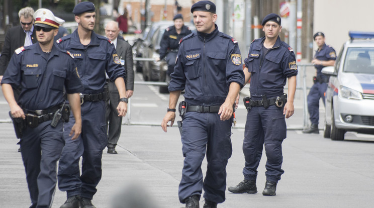  Rendőrök vigyázzák a húsvéti vásárokat Bécsben / Illusztráció: AFP