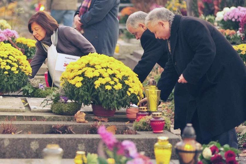 Prezydent Kaczyński na grobie ojca