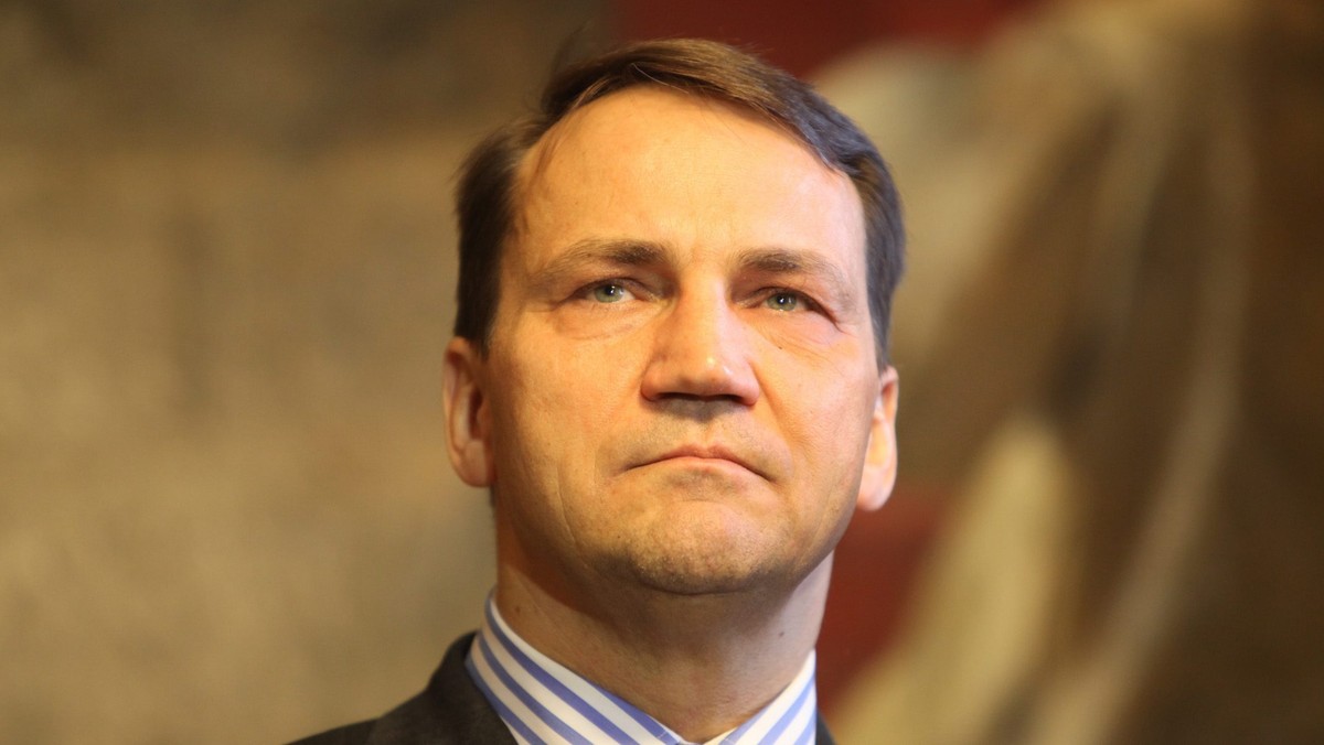 Minister spraw zagranicznych Radosław Sikorski w wywiadzie dla telewizji BBC wyraził zdumienie tym, że Rosja nie uznaje ukraińskiego rządu Arsenija Jaceniuka i wezwał Moskwę do "powrotu na drogę praworządności".