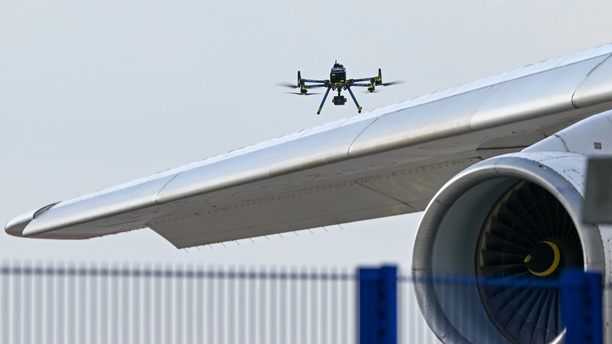 Dron nemačke policije proverava avion na aerodromu u Lajpcigu nakon otkrića eksplozivne naprave 5. avgusta