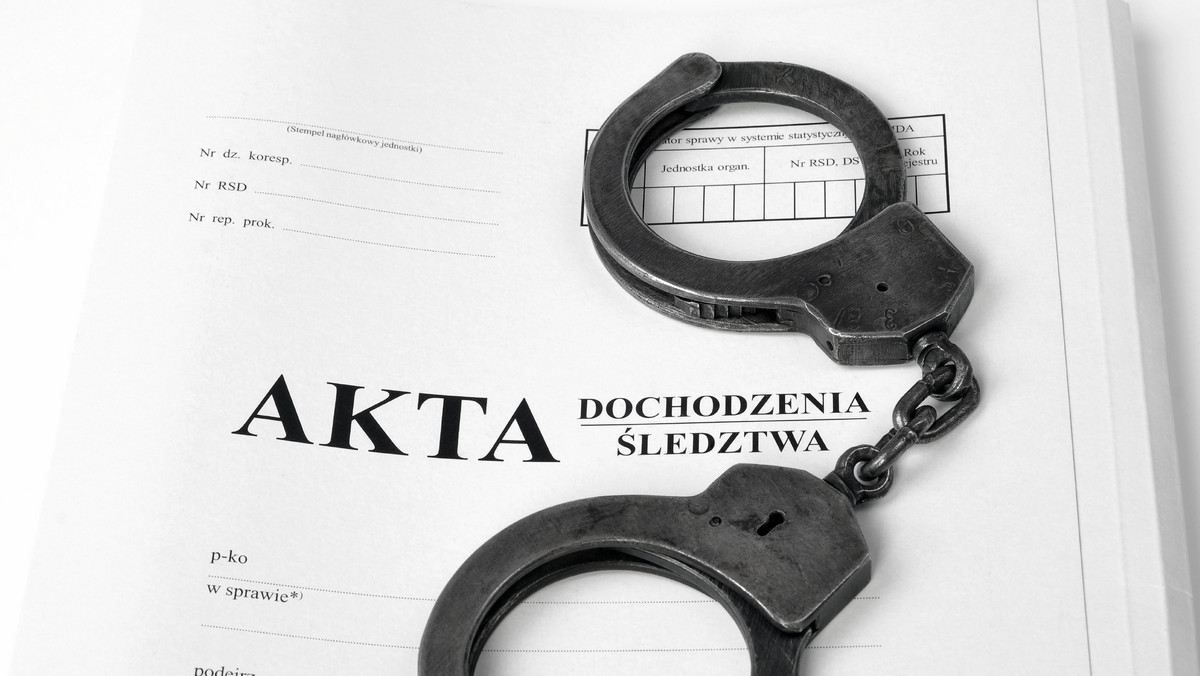 Sąd Okręgowy w Katowicach ponownie musi przeprowadzić proces ws. śmierci dwuletniego Szymona z Będzina. Sąd Apelacyjny w Katowicach w znacznym zakresie uchylił we wtorek wyrok z pierwszej instancji, w którym ojcu dziecka wymierzono 10, a matce 5 lat więzienia.